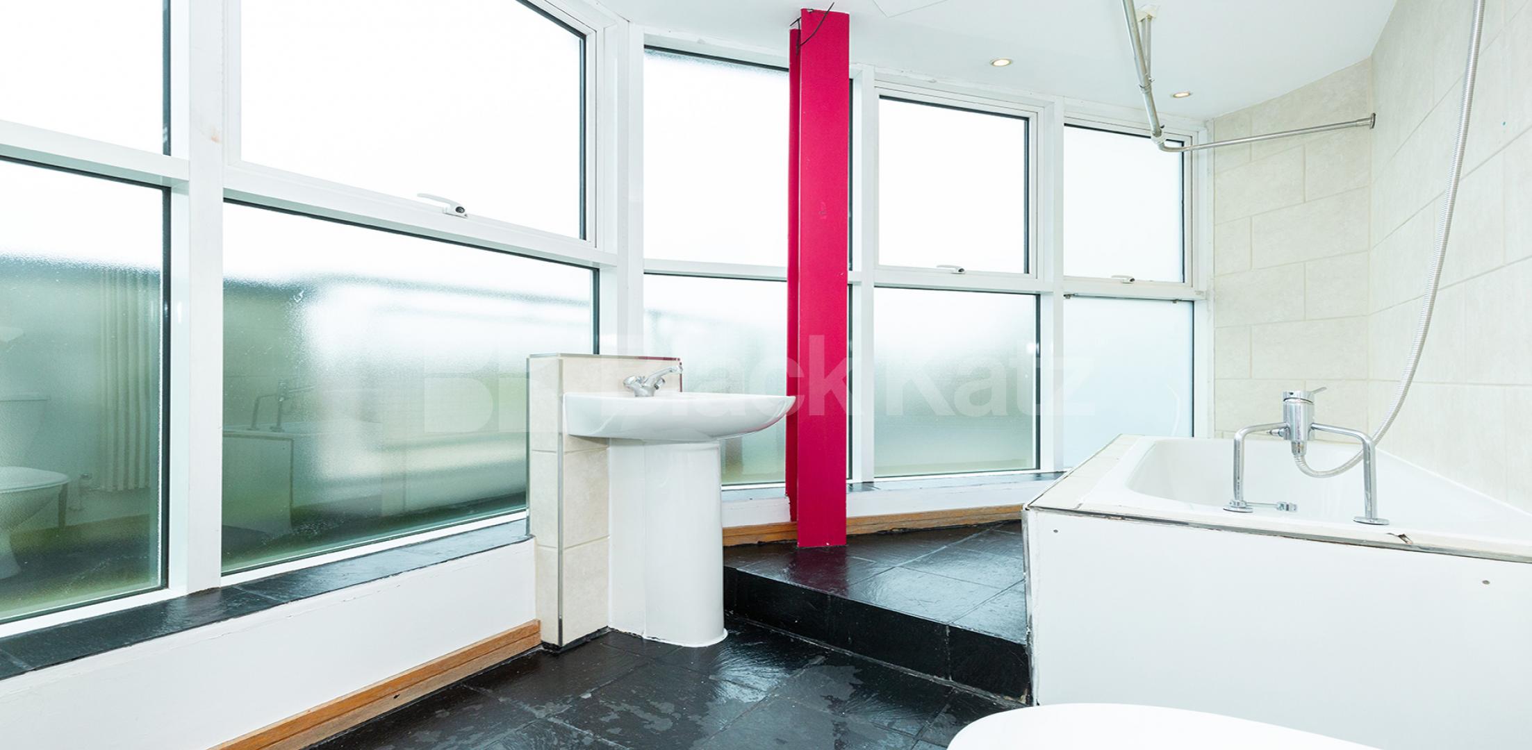 			PENTHOUSE WITH ROOF TERRACE!, 4 Bedroom, 1 bath, 1 reception Flat			 Farringdon Road, CLERKENWELL / HOLBORN